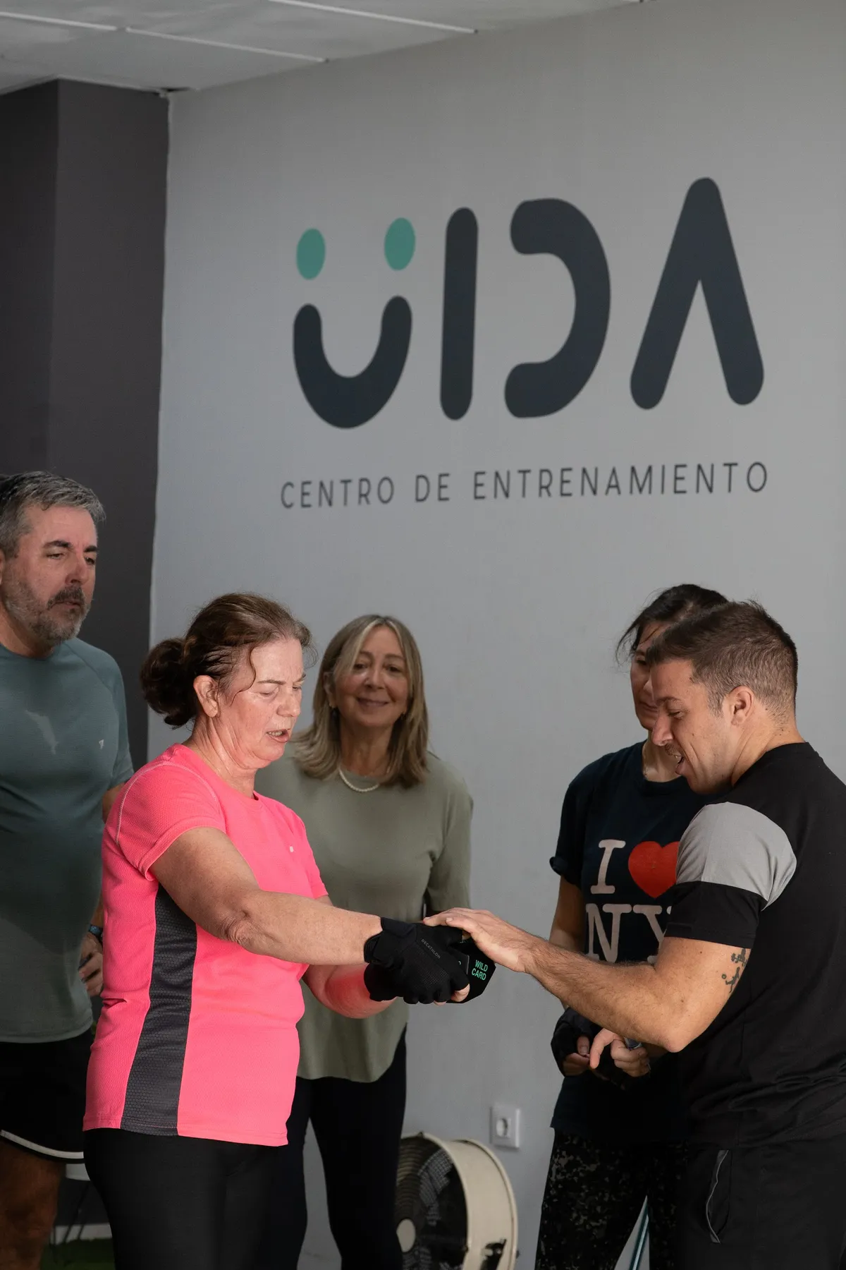 Entrenamiento en grupo junto al logotipo de VIDA