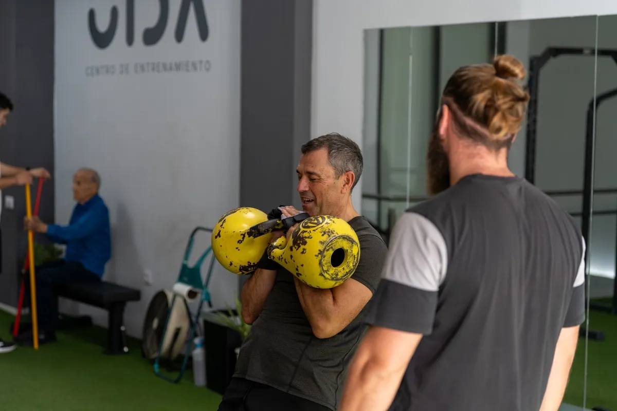 Entrenamiento con kettlebells en la sala