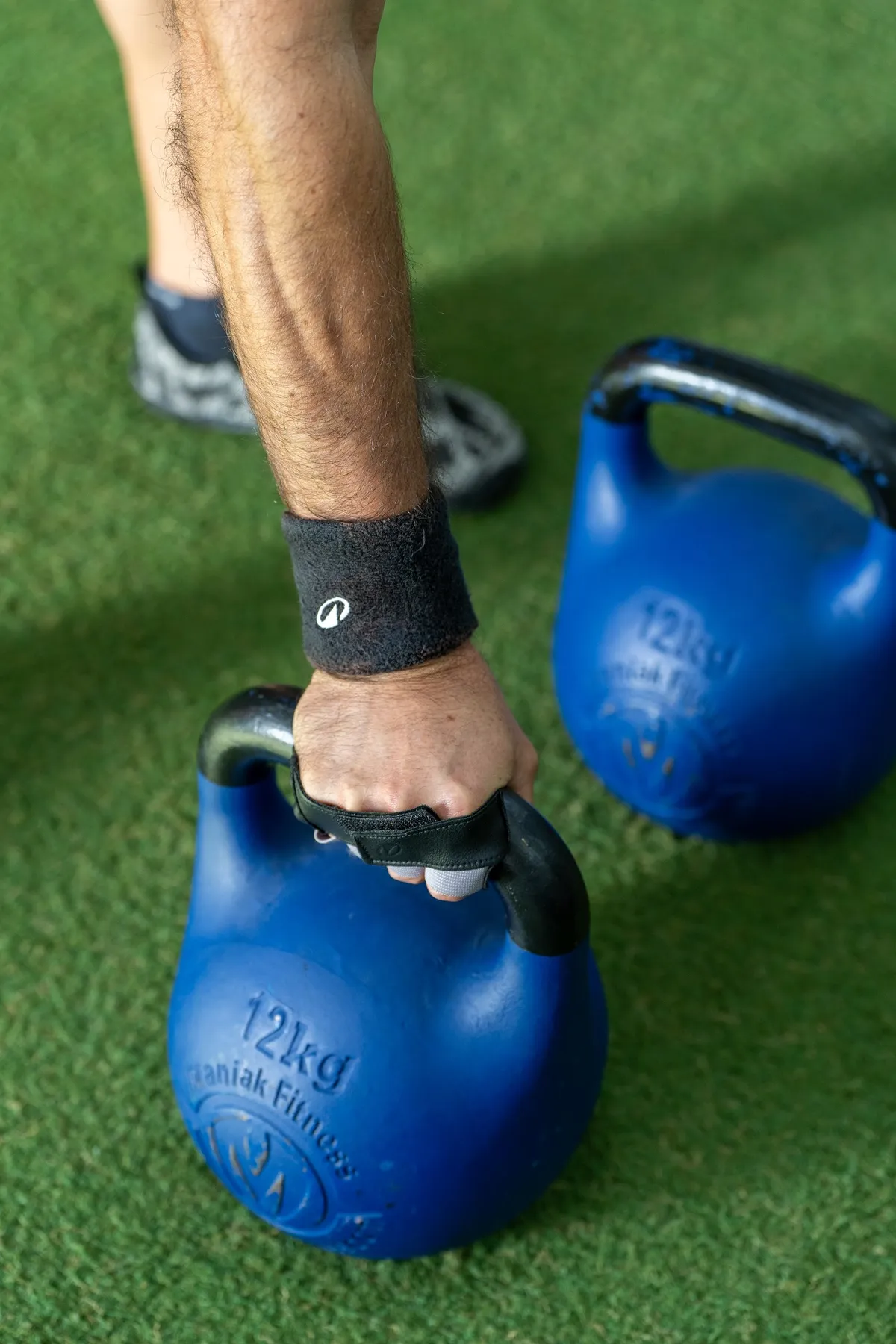 Kettlebells sobre el césped de la zona funcional